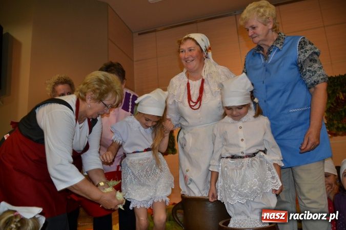 Zdjęcie w galerii na portalu naszraciborz.pl: W Tworkowie gospodynie rzewnie płakały, ale cebulę dziarsko szatkowały wiadomości z regionu