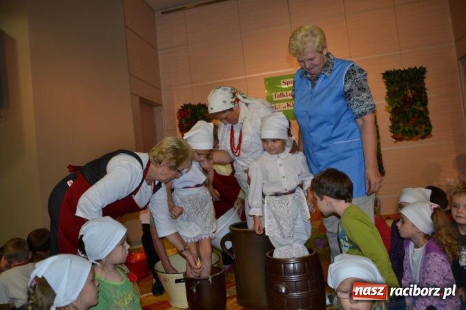 Zdjęcie w galerii na portalu naszraciborz.pl: W Tworkowie gospodynie rzewnie płakały, ale cebulę dziarsko szatkowały wiadomości z regionu