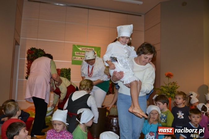 Zdjęcie w galerii na portalu naszraciborz.pl: W Tworkowie gospodynie rzewnie płakały, ale cebulę dziarsko szatkowały wiadomości z regionu