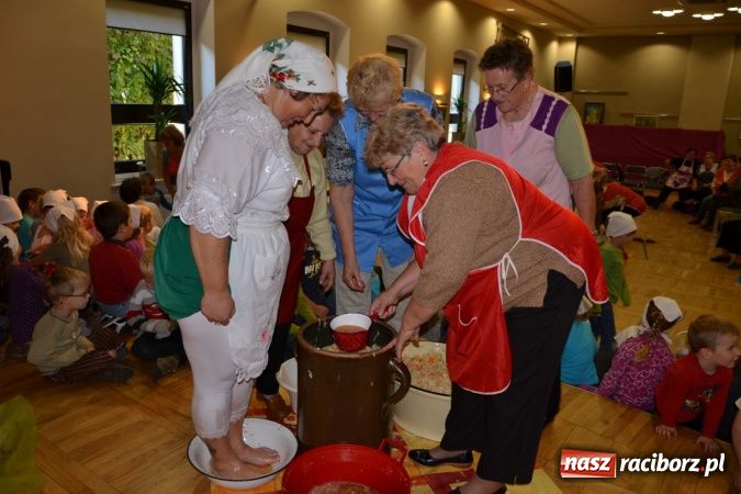 Zdjęcie w galerii na portalu naszraciborz.pl: W Tworkowie gospodynie rzewnie płakały, ale cebulę dziarsko szatkowały wiadomości z regionu