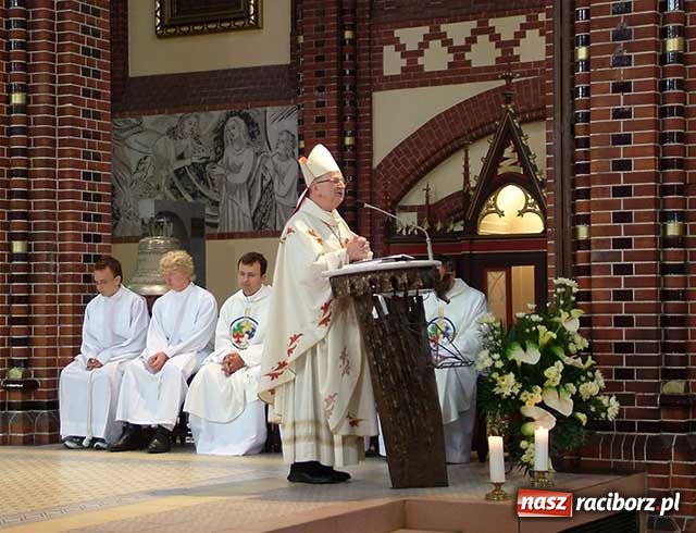 Zdjęcie w galerii na portalu naszraciborz.pl: Proboszcz dowozi pielgrzymów wiadomości z regionu