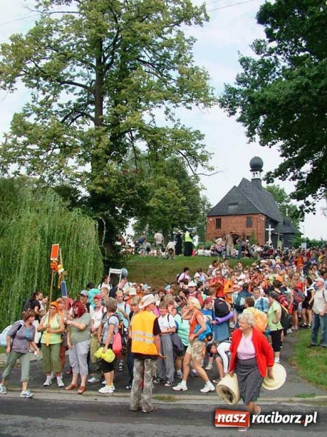 Zdjęcie w galerii na portalu naszraciborz.pl: Proboszcz dowozi pielgrzymów wiadomości z regionu