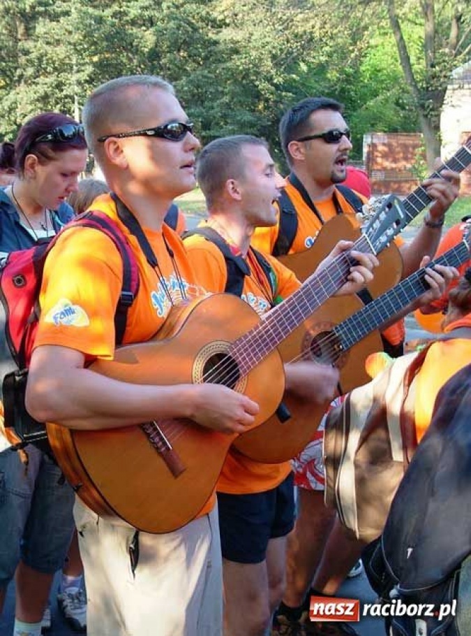Zdjęcie w galerii na portalu naszraciborz.pl: Proboszcz dowozi pielgrzymów wiadomości z regionu