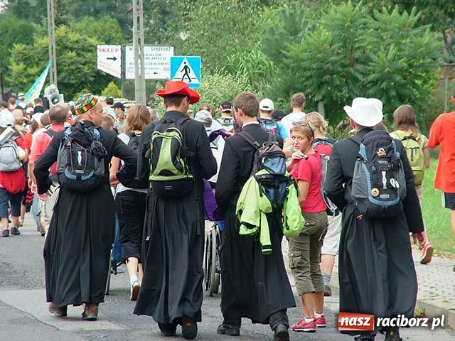 Zdjęcie w galerii na portalu naszraciborz.pl: Proboszcz dowozi pielgrzymów wiadomości z regionu