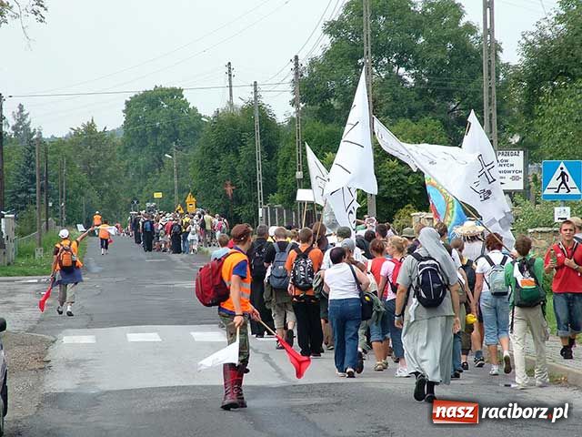Zdjęcie w galerii na portalu naszraciborz.pl: Proboszcz dowozi pielgrzymów wiadomości z regionu