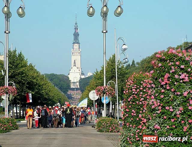 Zdjęcie w galerii na portalu naszraciborz.pl: Proboszcz dowozi pielgrzymów wiadomości z regionu