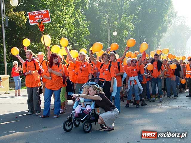 Zdjęcie w galerii na portalu naszraciborz.pl: Proboszcz dowozi pielgrzymów wiadomości z regionu
