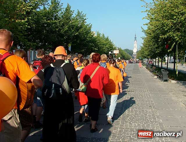 Zdjęcie w galerii na portalu naszraciborz.pl: Proboszcz dowozi pielgrzymów wiadomości z regionu