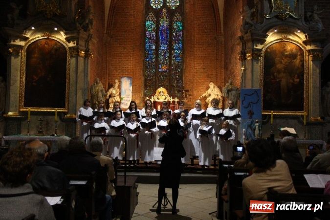 Zdjęcie w galerii na portalu naszraciborz.pl: Koncert chóralny w Sanktuarium MB Pokornej w Rudach wiadomości z regionu