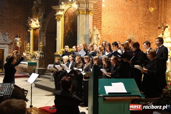 Zdjęcie w galerii na portalu naszraciborz.pl: Koncert chóralny w Sanktuarium MB Pokornej w Rudach wiadomości z regionu