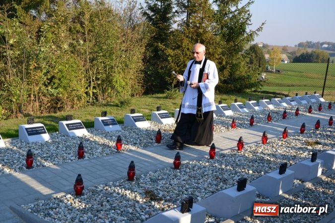 Zdjęcie w galerii na portalu naszraciborz.pl: Odnowiono groby żołnierzy niemieckich przy kościele w Owsiszczach wiadomości z regionu