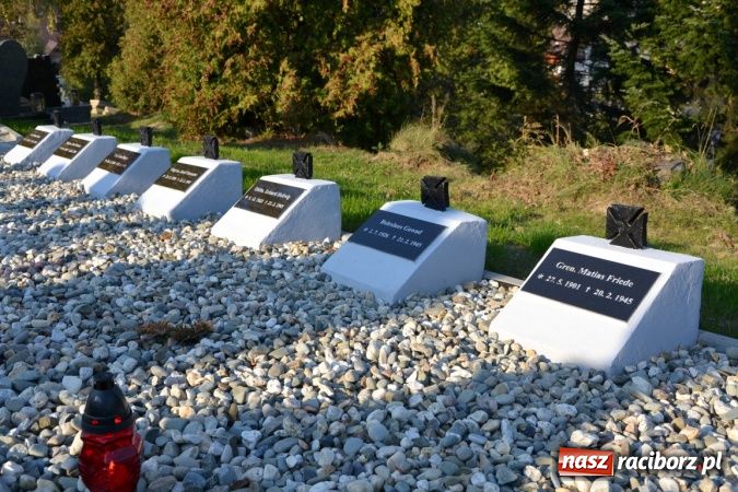 Zdjęcie w galerii na portalu naszraciborz.pl: Odnowiono groby żołnierzy niemieckich przy kościele w Owsiszczach wiadomości z regionu