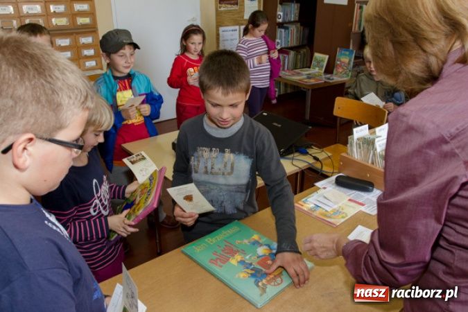 Zdjęcie w galerii na portalu naszraciborz.pl: Czytanie oknem na świat wiadomości z regionu