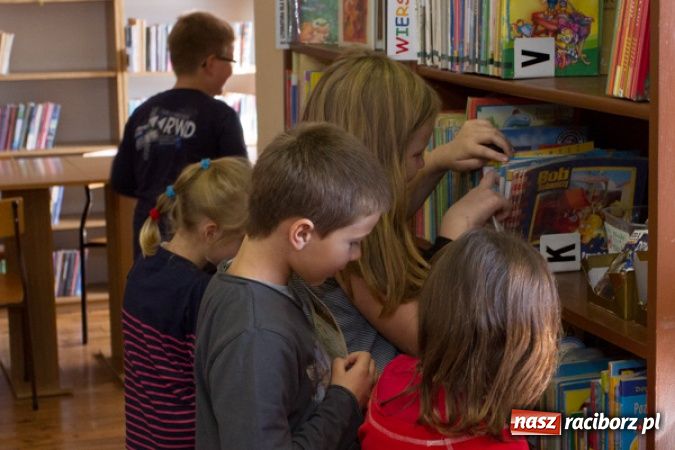 Zdjęcie w galerii na portalu naszraciborz.pl: Czytanie oknem na świat wiadomości z regionu