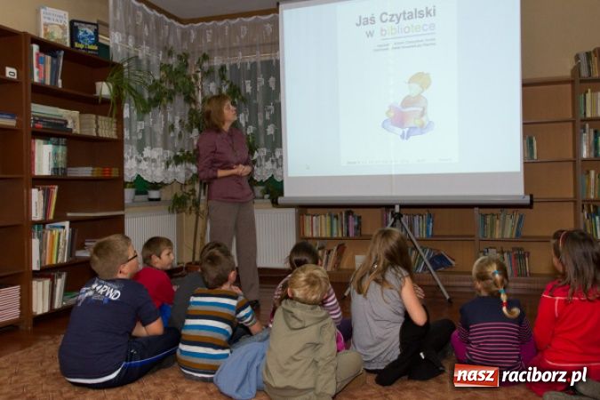 Zdjęcie w galerii na portalu naszraciborz.pl: Czytanie oknem na świat wiadomości z regionu