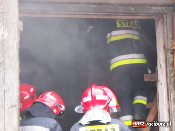 Zdjęcie w galerii na portalu naszraciborz.pl: W Rudach ulatniał się gaz, w Raciborzu palił się dach wiadomości z regionu