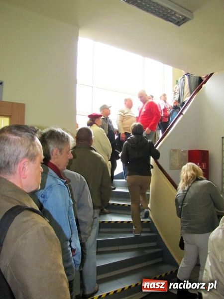 Zdjęcie w galerii na portalu naszraciborz.pl: Oblężenie Powiatowego Urzędu Pracy w Raciborzu wiadomości z regionu