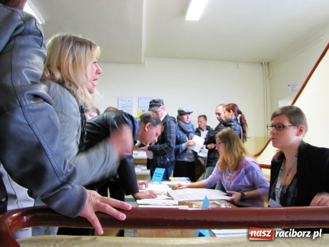 Zdjęcie w galerii na portalu naszraciborz.pl: Oblężenie Powiatowego Urzędu Pracy w Raciborzu wiadomości z regionu