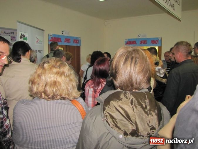 Zdjęcie w galerii na portalu naszraciborz.pl: Oblężenie Powiatowego Urzędu Pracy w Raciborzu wiadomości z regionu