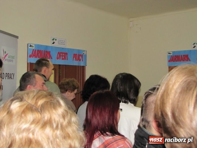 Zdjęcie w galerii na portalu naszraciborz.pl: Oblężenie Powiatowego Urzędu Pracy w Raciborzu wiadomości z regionu