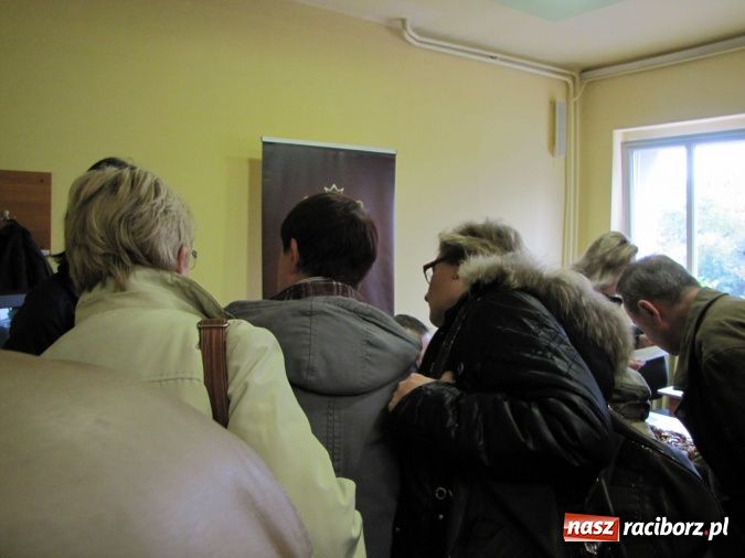 Zdjęcie w galerii na portalu naszraciborz.pl: Oblężenie Powiatowego Urzędu Pracy w Raciborzu wiadomości z regionu