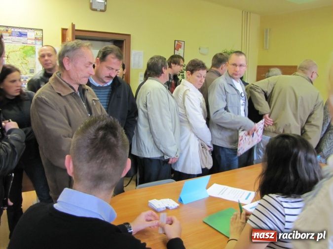 Zdjęcie w galerii na portalu naszraciborz.pl: Oblężenie Powiatowego Urzędu Pracy w Raciborzu wiadomości z regionu