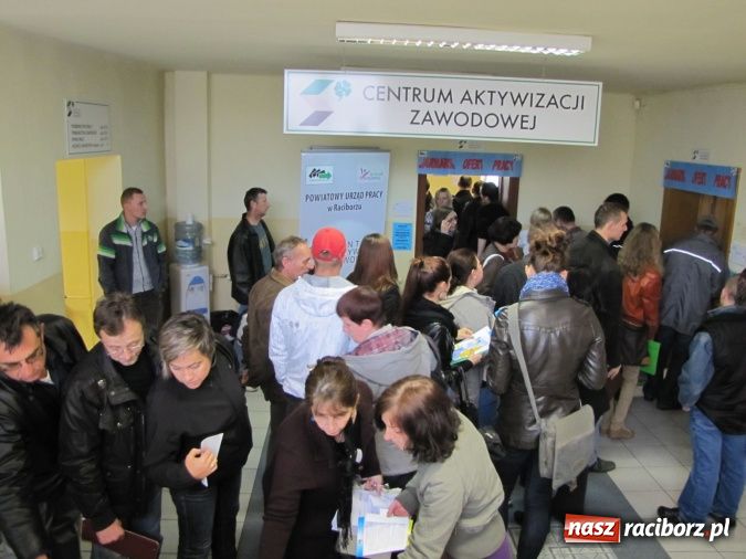 Zdjęcie w galerii na portalu naszraciborz.pl: Oblężenie Powiatowego Urzędu Pracy w Raciborzu wiadomości z regionu