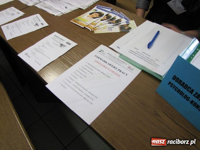 Zdjęcie w galerii na portalu naszraciborz.pl: Oblężenie Powiatowego Urzędu Pracy w Raciborzu wiadomości z regionu