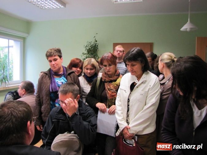 Zdjęcie w galerii na portalu naszraciborz.pl: Oblężenie Powiatowego Urzędu Pracy w Raciborzu wiadomości z regionu