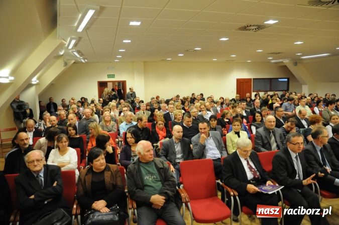 Zdjęcie w galerii na portalu naszraciborz.pl: Dzieje ziemi raciborskiej - promocja książki na zamku wiadomości z regionu