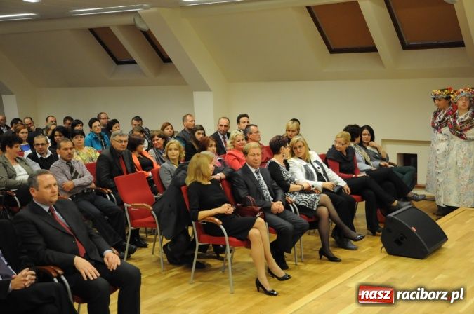 Zdjęcie w galerii na portalu naszraciborz.pl: Dzieje ziemi raciborskiej - promocja książki na zamku wiadomości z regionu