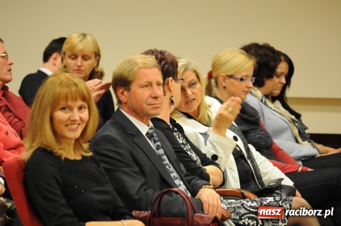 Zdjęcie w galerii na portalu naszraciborz.pl: Dzieje ziemi raciborskiej - promocja książki na zamku wiadomości z regionu