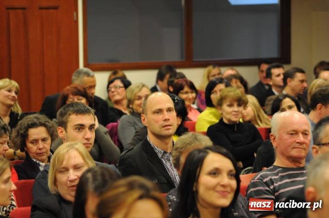 Zdjęcie w galerii na portalu naszraciborz.pl: Dzieje ziemi raciborskiej - promocja książki na zamku wiadomości z regionu