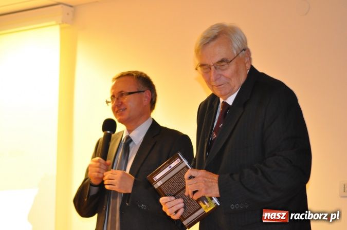 Zdjęcie w galerii na portalu naszraciborz.pl: Dzieje ziemi raciborskiej - promocja książki na zamku wiadomości z regionu