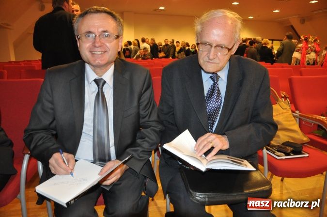 Zdjęcie w galerii na portalu naszraciborz.pl: Dzieje ziemi raciborskiej - promocja książki na zamku wiadomości z regionu