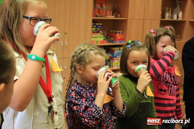 Zdjęcie w galerii na portalu naszraciborz.pl: Nowe Wesołe Świetliki w Szkole Podstawowej nr 13 wiadomości z regionu