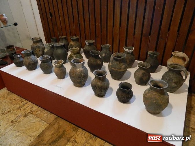Zdjęcie w galerii na portalu naszraciborz.pl: Wystawa zabytkowej ceramiki z ziemi raciborskiej wiadomości z regionu