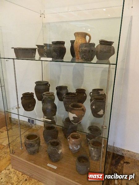 Zdjęcie w galerii na portalu naszraciborz.pl: Wystawa zabytkowej ceramiki z ziemi raciborskiej wiadomości z regionu