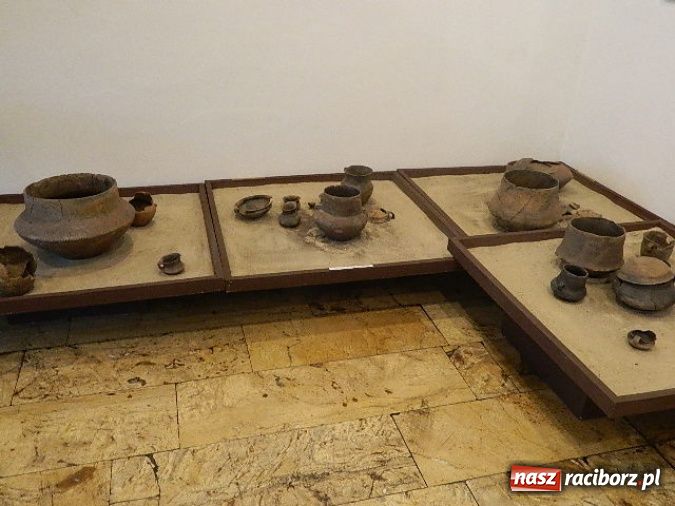 Zdjęcie w galerii na portalu naszraciborz.pl: Wystawa zabytkowej ceramiki z ziemi raciborskiej wiadomości z regionu