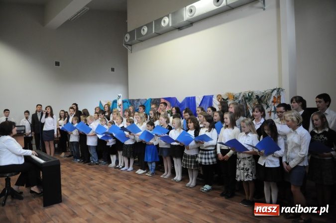 Zdjęcie w galerii na portalu naszraciborz.pl: Rudy mają nowoczesną i funkcjonalną halę sportową ze stołówką i świetlicą wiadomości z regionu