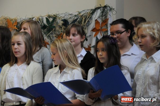 Zdjęcie w galerii na portalu naszraciborz.pl: Rudy mają nowoczesną i funkcjonalną halę sportową ze stołówką i świetlicą wiadomości z regionu