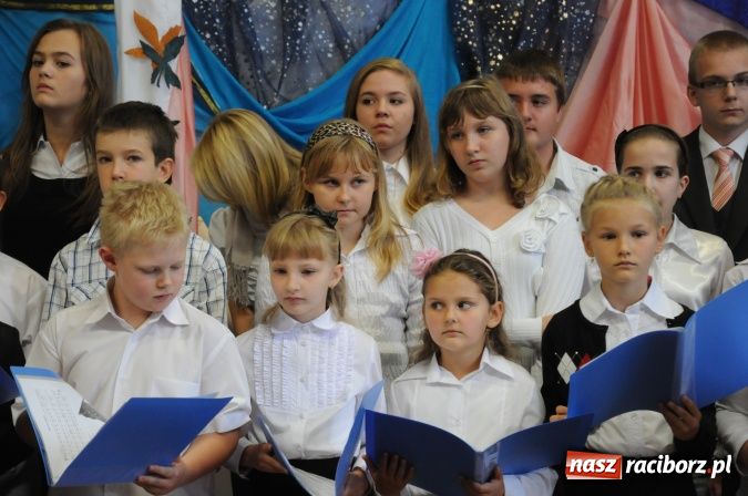 Zdjęcie w galerii na portalu naszraciborz.pl: Rudy mają nowoczesną i funkcjonalną halę sportową ze stołówką i świetlicą wiadomości z regionu