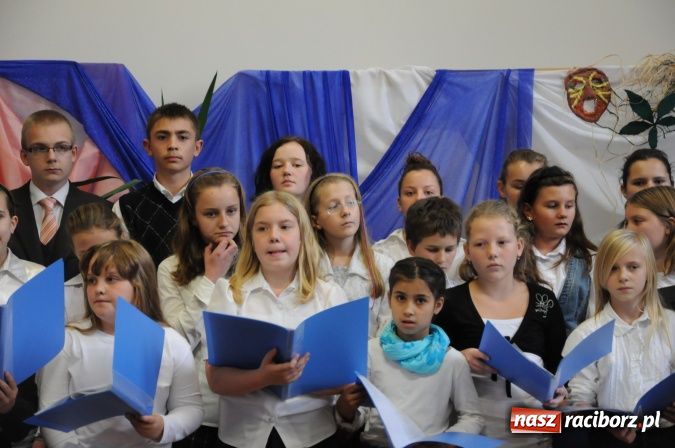 Zdjęcie w galerii na portalu naszraciborz.pl: Rudy mają nowoczesną i funkcjonalną halę sportową ze stołówką i świetlicą wiadomości z regionu