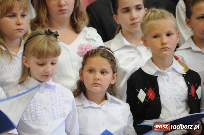 Zdjęcie w galerii na portalu naszraciborz.pl: Rudy mają nowoczesną i funkcjonalną halę sportową ze stołówką i świetlicą wiadomości z regionu