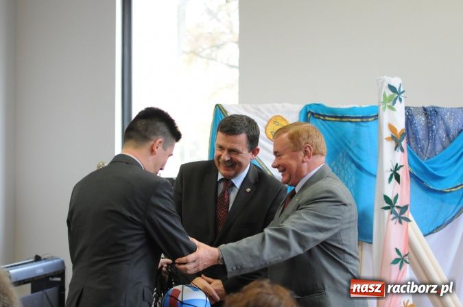 Zdjęcie w galerii na portalu naszraciborz.pl: Rudy mają nowoczesną i funkcjonalną halę sportową ze stołówką i świetlicą wiadomości z regionu