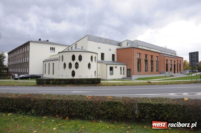Zdjęcie w galerii na portalu naszraciborz.pl: Rudy mają nowoczesną i funkcjonalną halę sportową ze stołówką i świetlicą wiadomości z regionu