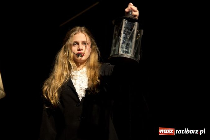 Zdjęcie w galerii na portalu naszraciborz.pl: Deska Teatru Absurdu na scenie MDK-u wiadomości z regionu