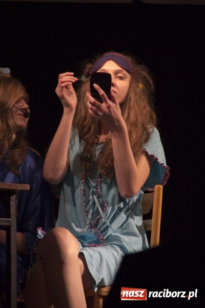 Zdjęcie w galerii na portalu naszraciborz.pl: Deska Teatru Absurdu na scenie MDK-u wiadomości z regionu