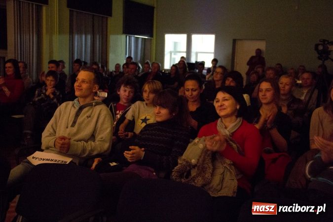 Zdjęcie w galerii na portalu naszraciborz.pl: Deska Teatru Absurdu na scenie MDK-u wiadomości z regionu
