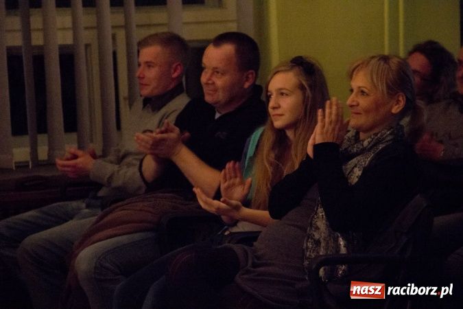 Zdjęcie w galerii na portalu naszraciborz.pl: Deska Teatru Absurdu na scenie MDK-u wiadomości z regionu